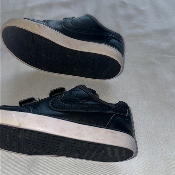 Nike Kids Black Sneakers - Picture 4 of 4